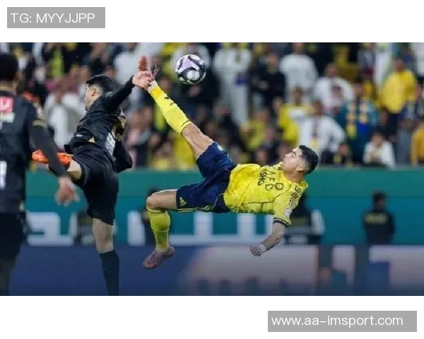 C罗精彩倒钩破门后队友热情为其戴帽子庆祝场面温馨 C罗精彩倒钩破门后队友热情为其戴帽子庆祝场面温馨