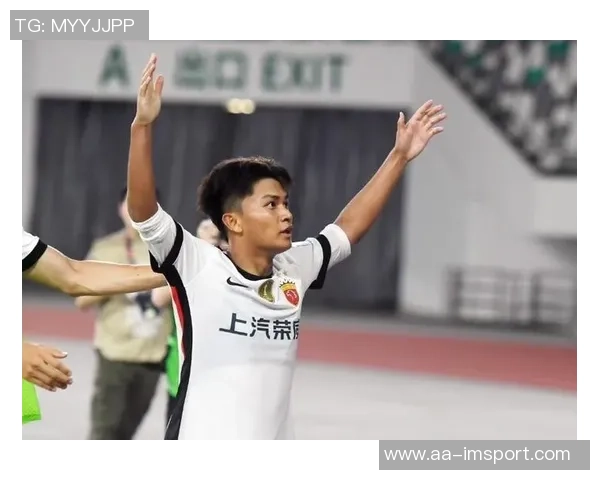 蒯纪闻赛后手臂缠绷带半场被换下愿无大碍引发球迷关心