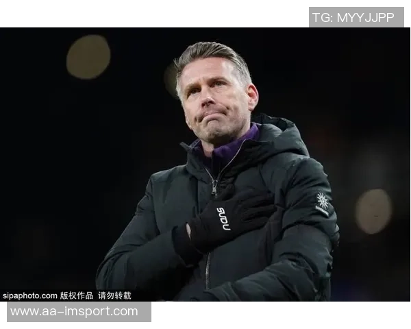 狼队官方宣布中场穆涅西租借加盟巴黎FC至本赛季结束的消息