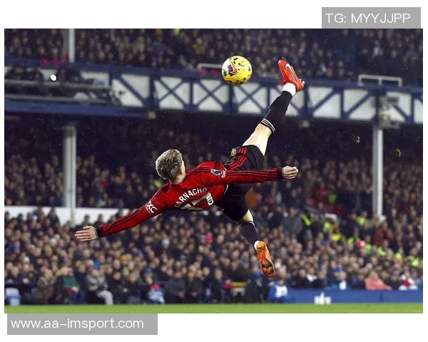 C罗精彩倒钩破门后队友热情为其戴帽子庆祝场面温馨 C罗精彩倒钩破门后队友热情为其戴帽子庆祝场面温馨